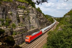 InterCity-Zug im Altmühltal mit Felsen bei Treuchtlingen