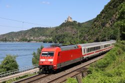 InterCity mit Lok der Baureihe 101 im Rheintal mit Marksburg