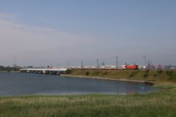 InterCity mit Lok der Baureihe 101 auf dem Rügendamm über den Strelasund zur Insel Rügen