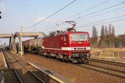 143 972 von Delta Rail in Farbgebung der Deutschen Reichsbahn (DR) auf einer Brücke in Berlin-Pankow