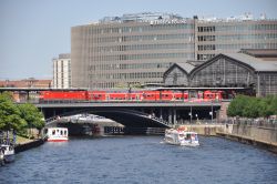 E-Lok der DB-Baureihe 143 auf der Berliner Stadtbahn am Bahnhof Berlin Friedrichstraße mit Spree