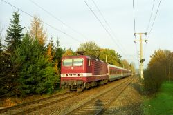 E-Lok der DB-Baureihe 143 mit Wendezug der S-Bahn Nürnberg aus x-Wagen als S1 von Lauf links Pegnitz nach Nürnberg in Röthenbach-Seespitze