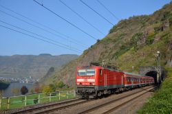 E-Lok der DB-Baureihe 143 auf der Moselstrecke bei Neef mit Tunnelportal und Mosel im Herbst