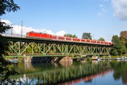 E-Lok der DB-Baureihe 143 mit x-Wagen der S-Bahn Rhein-Ruhr als S6 Köln - Essen auf der Brücke über den Stausee in Kettwig