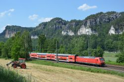 Bombardier Traxx E-Lok der DB-Baureihe 146 als S1 der S-Bahn Dresden im Elbtal mit Felsen bei Kurort Rathen