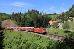 E-Lok der DB-Baureihe 146 Bombardier Traxx auf der Schwarzwaldbahn zwischen Triberg und St. Georgen