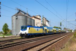 Bombardier Traxx E-Lok der Baureihe 146 mit Metronom Zug zwischen Hannover und Göttingen mit Silo in Barnten