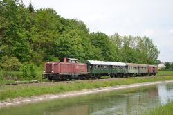 Diesellok der DB Baureihe 212 / V100 mit Umbauwagen am Alzkanal bei Schalchen auf der Bahnstrecke Mühldorf (Oberbayern) - Traunstein im Linienstern Mühldorf