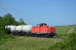 Diesellok der Baureihe 212 (V100) der DB mit Kesselwagen als Unkrautvernichtungszug auf der Strecke Schweinfurt - Meiningen