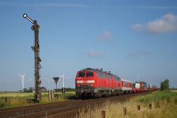 Diesellok der Baureihe 218 mit Autozug nach Sylt am Formsignal Klanxbüll