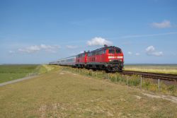 InterCity mit Diesellok Baureihe 218 auf dem Hindenburgdamm nach Sylt