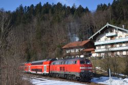 Diesellok Baureihe 218 mit Doppelstockwagen nach Ruhpolding