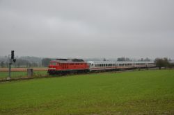 Diesellok der Baureihe 232 (Ludmilla) mit umgeleitetem Eurocity auf der Strecke Mühldorf-München