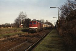 Diesellok der Baureihe 232 (Ludmilla) mit D-Zug auf der Strecke Lübeck-Hamburg