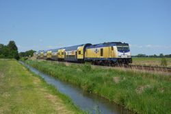 Bombardier Traxx DE Diesellok der Baureihe 246 des Metronom mit Regionalexpress Cuxhaven - Hamburg bei Hemmoor mit Entwässerungsgraben