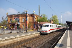 ICE 1 InterCityExpress Zug im Hundertwasser-Bahnhof Uelzen