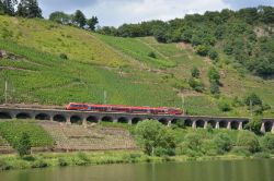 Deutsche Bahn DB Talent 2 ELektrotriebzug auf der Moselstrecke am Pündericher Hangviadukt an der Mosel bei Bullay