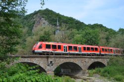 Dieseltriebwagen LINT 81 Deutsche Bahn DB Baureihe 620 auf der Ahrtalbahn auf dem Viadukt bei Pützfeld nahe Ahrbrück