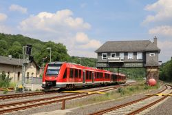 Dieseltriebwagen LINT 81 Deutsche Bahn DB Baureihe 620 in Lüdenscheid-Brügge im Volmetal von Köln mit altem Reiterstellwerk