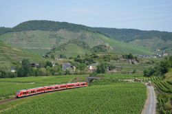 Dieseltriebwagen LINT 81 Deutsche Bahn DB Baureihe 620 auf der Ahrtalbahn mit Fußgängerbrücke bei Mayschoß