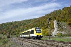 Dieseltriebwagen LINT 54 SWEG Baureihe 622 auf der Donautalbahn mit Felsen bei Gerhausen