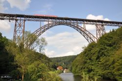 Dieseltriebwagen Baureihe 628 Deutsche Bahn DB auf der Müngstener Brücke zwischen Solingen-Schaberg und Remscheid