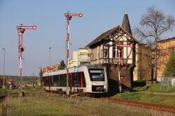 Dieseltriebwagen LINT 41 Abellio Baureihe 648 im Bahnhof Thale mit Flügelsignalen und Stellwerk in Fachwerkbauweise