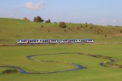 Dieseltriebwagen Alstom LINT 41 der Bayerische Regiobahn BRB mit Bachlauf bei Lengenwang im Allgäu auf der König-Ludwig-Bahn