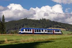 Dieseltriebwagen LINT 41 der Bayerische Regiobahn BRB als RB 67 auf der Strecke Weilheim Schongau mit Hoher Peißenberg