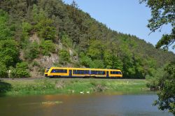 Dieseltriebwagen Alstom LINT 41 der Oberpfalzbahn von Die Länderbahn DLB auf der Strecke Regensburg - Hof an der Naab bei Pfreimd