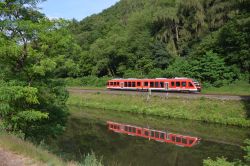 Dieseltriebwagen LINT 41 Deutsche Bahn DB Baureihe 648 auf der Lahntalbahn bei Laurenburg mit Spiegelung im Fluss Lahn