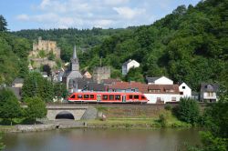 Dieseltriebwagen LINT 27 Deutsche Bahn DB Baureihe 648 in Balduinstein an der Lahn mit Burg Balduinstein