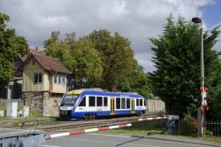 Dieseltriebwagen LINT 41 des HEX Harz Elbe Express in Halberstadt-Spiegelsberge mit Schranken und Stellwerk