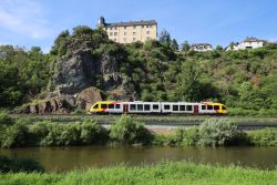 Dieseltriebwagen LINT 41 HLB auf der Lahntalbahn Strecke Limburg - Gießen in Runkel mit Burg Schadeck