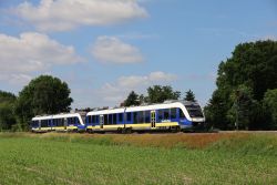 Dieseltriebwagen LINT 41 der Nordwestbahn NWB auf der Strecke Osnabrück - Bremen bei Brettorf