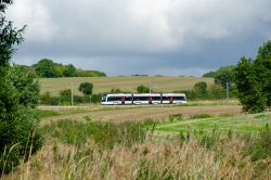 Stadler Tango der Stadtbahn Aarhus in der Landschaft bei Assedrup