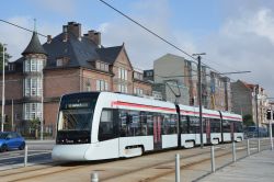 Stadler Tango der Stadtbahn Aarhus in Dänemark am Rande der Altstadt