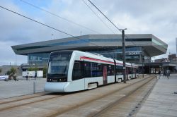 Stadler Tango der Stadtbahn Aarhus vor der modernen Multimedia-Bibilothek Dokk1