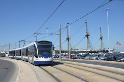 Metro Sul do Tejo Almada Siemens Combino Plus Straßenbahn mit Segelschiff