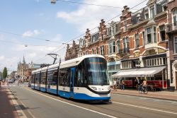 Straßenbahn CAF Urbos 100 der GVB Amsterdam mit holländischen Häusern