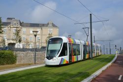 Straßenbahn Citadis 302 Tram Angers Frankreich auf Rasengleis nahe Capucins