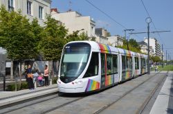 Straßenbahn Citadis 302 Tram Angers mit Tram-Logo an der Haltestelle Foch-Haras