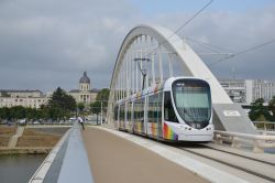 Straßenbahn Citadis 302 Tram Angers auf der Brücke über den Fluss Maine