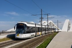 Straßenbahn Bombardier Flexity 2 Antwerpen mit moderner Brücke über den Albertkanal