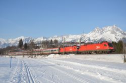 E-Lok Siemens Taurus Reihe 1016 der ÖBB Österreich bei Saalfelden mit Alpenkette Steinernes Meer