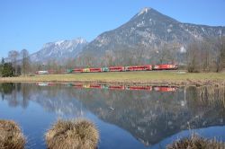 Österreich E-Lok Siemens Taurus Reihe 1116 der ÖBB mit ÖFB-Railjet am Teich zwischen Niederaudorf und Fischbach im Inntal