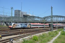 E-Lok Siemens Taurus Reihe 1216 der ÖBB mit Leonardo Da Vinci Motiv in München Hbf an der Hackerbrücke 