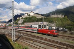 Österreich E-Lok Siemens Taurus Reihe 1216 der ÖBB mit Festung Kufstein kurz hinter dem Bahnhof Kufstein