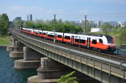 Eletrotriebwagen Siemens Desiro ML Reihe 4746 Cityjet der ÖBB Österreich auf der Donaubrücke in Wien-Floridsdorf