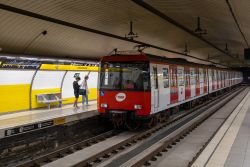 U-Bahn Barcelona Metro Serie 2100 Linie L4 in der Station Urquinaona